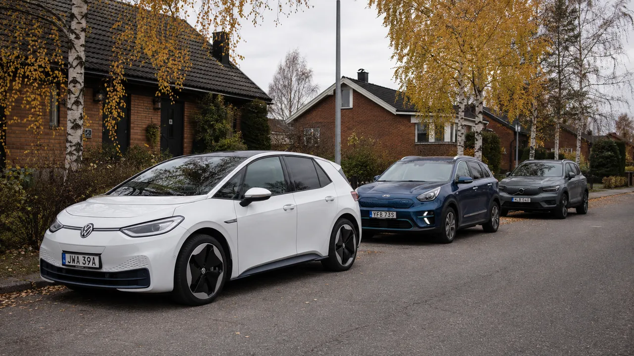 Volkswagen ID.3, Kia e-Niro och Volvo XC40 Recharge parkerade längs en svensk villagata.
