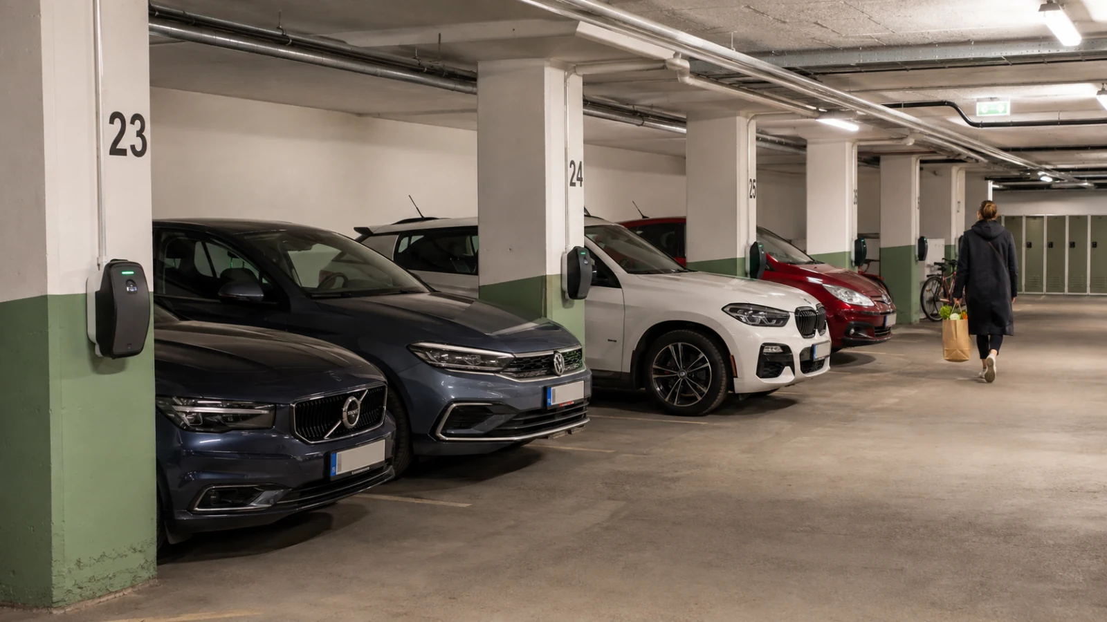 Numrerade laddplatser i ett svenskt bostadsrättsgarage