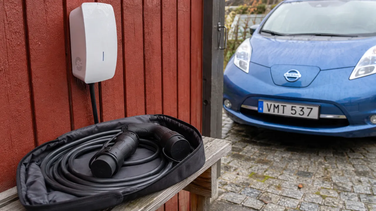 Laddbox på garagevägg och löstagbar laddkabel i en förvaringsväska