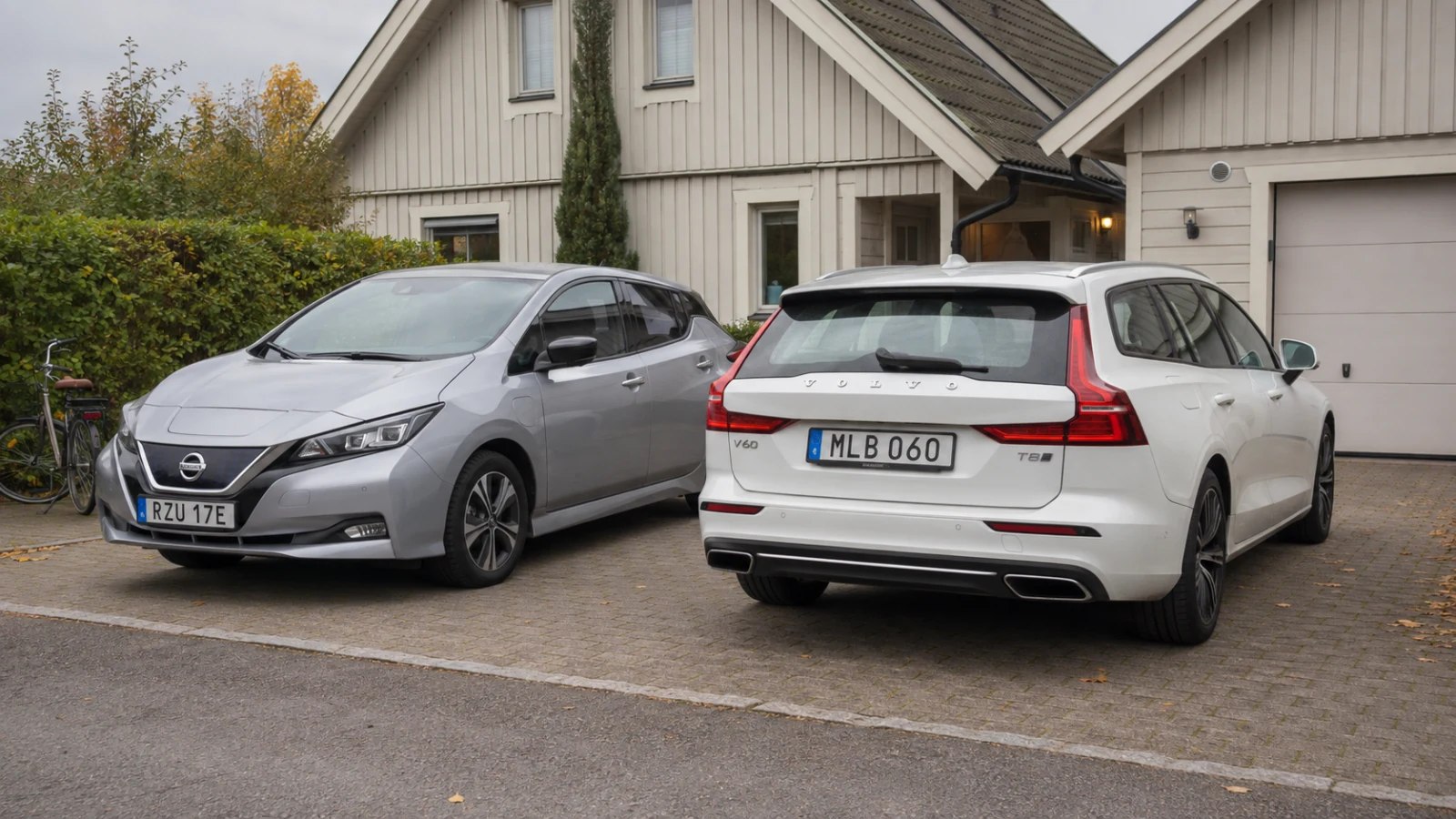 Elbil och laddhybrid parkerade sida vid sida i svensk vardagsmiljö