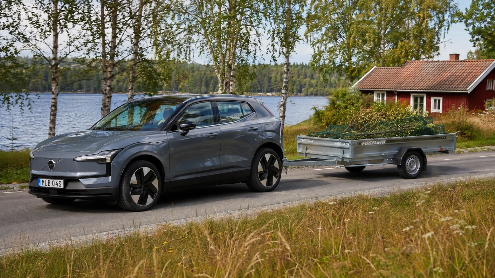 Elbil med släpvagn på svensk landsväg
