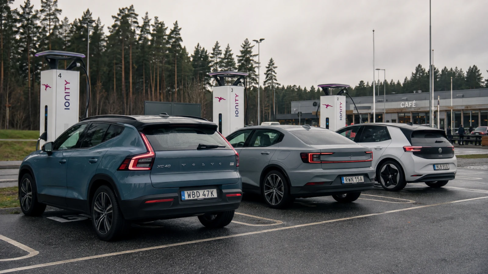 Tre elbilar vid en modern svensk snabbladdningsstation