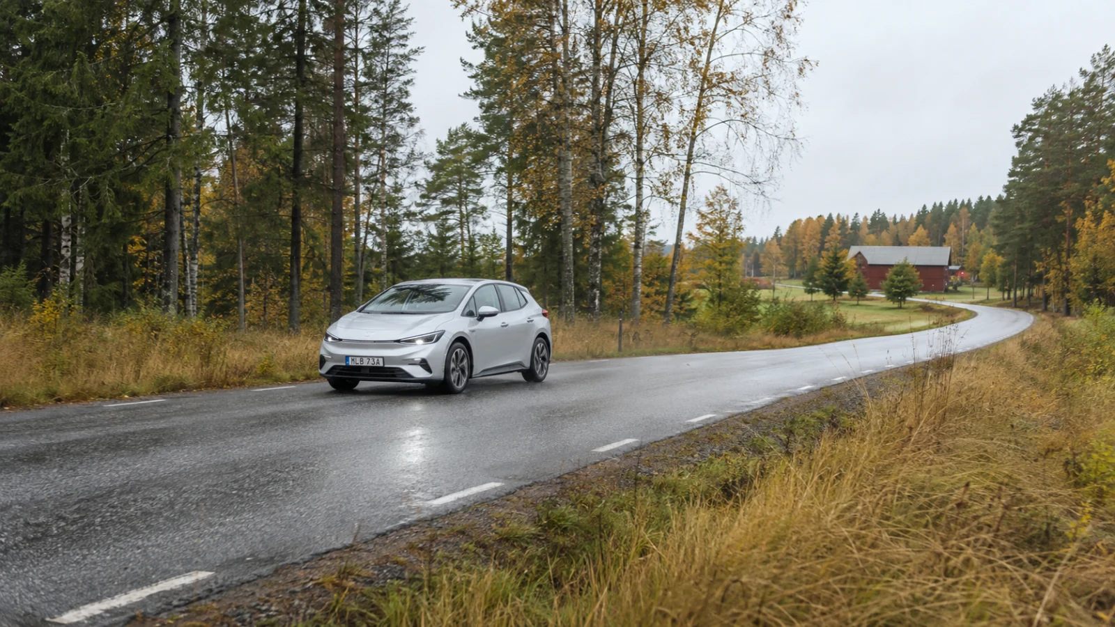 Elbil på svensk landsväg som illustrerar energiförbrukning per mil