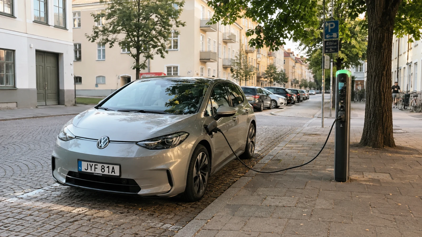 Elbil som laddas på en vanlig svensk parkeringsplats