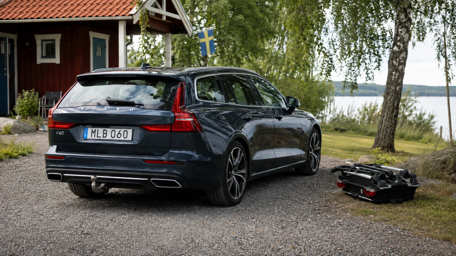 Laddhybrid med utfälld dragkrok vid ett svenskt fritidshus