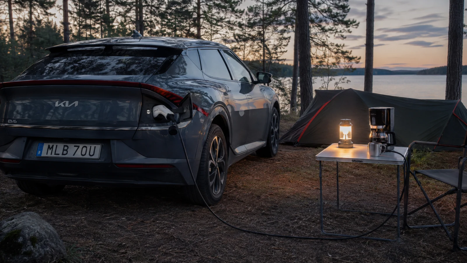 Elbil driver kaffebryggare och belysning vid en campingplats med V2L